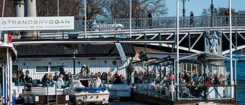 Lokale sind wie hier in Stockholm geöffnet - und gut besucht.