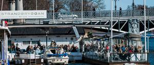 Lokale sind wie hier in Stockholm geöffnet - und gut besucht.