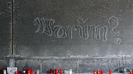 Graffiti und Kerzen erinnerten am Unglücksort nach der Katastrophe an die Opfer.