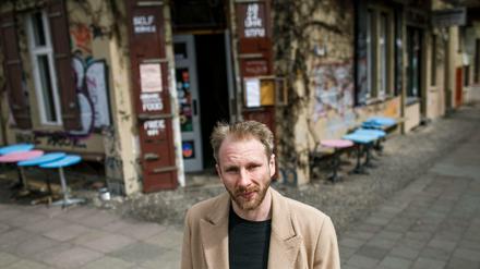 Sebastian Schrader, Wirt der Gaststätte «Kohlenquelle» steht vor der Gaststätte im Stadtteil Prenzlauer Berlin.