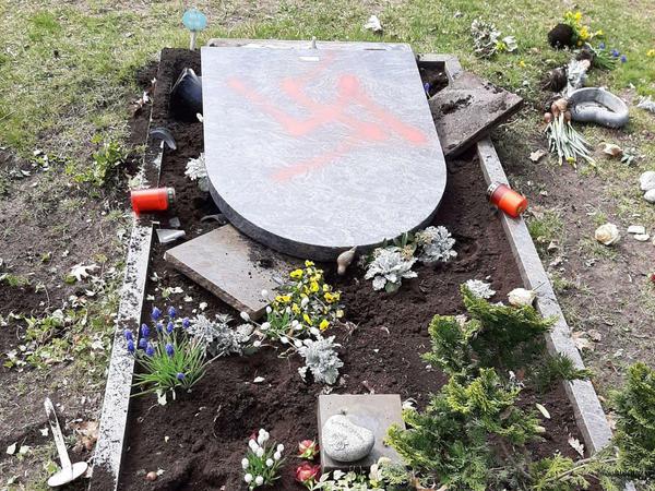 Ein Hakenkreuz wurde auf den Grabstein gesprüht.