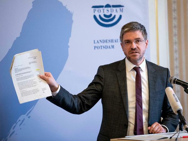 Muss sich als Krisenmanager bewähren: Potsdams Oberbürgermeister Mike Schubert (SPD) am Montag mit dem RKI-Bericht.