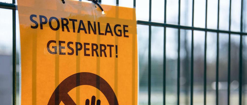 Wir müssen leider draußen bleiben. Sport ist zur Zeit nicht in den Stadien erlaubt.