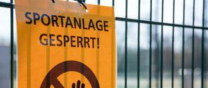 Wir müssen leider draußen bleiben. Sport ist zur Zeit nicht in den Stadien erlaubt.