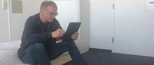 Ein Bild aus der ORF-Quarantäne: Armin Wolf bei der Arbeit.