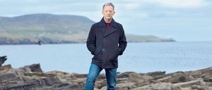 Der von Douglas Henshall verkörperte Detective Inspector Jimmy Perez erinnert in einigen Punkten durchaus an den Wallander von Rolf Lassgard.