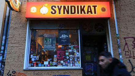 Aussenansicht der von Räumung bedrohten Kneipe "Syndikat" im Schillerkiez , Weisestraße 56 in Berlin-Neukölln.