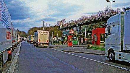 Geschlossene Raststätten. Durch die Coronakrise haben sich die Arbeitsbedingungen für Fernfahrer drastisch verschlechtert.