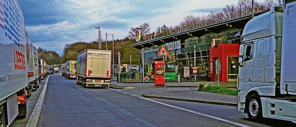 Geschlossene Raststätten. Durch die Coronakrise haben sich die Arbeitsbedingungen für Fernfahrer drastisch verschlechtert.