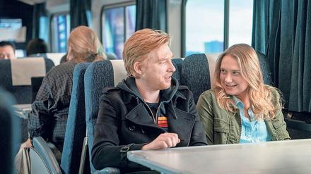 „Ich hoffe, du hast gute Gründe.“ Bill (Domhnall Gleeson) hat Ruby (Merritt Wever) mit einem Codewort in den Zug gelockt. 