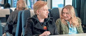 „Ich hoffe, du hast gute Gründe.“ Bill (Domhnall Gleeson) hat Ruby (Merritt Wever) mit einem Codewort in den Zug gelockt. 