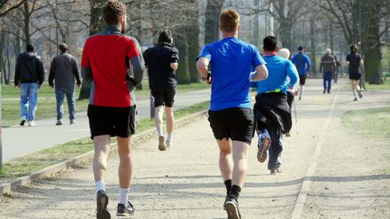 Trendsport Laufen: Im Volkspark Friedrichshain laufen viele der Corona-Krise davon.