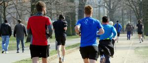 Trendsport Laufen: Im Volkspark Friedrichshain laufen viele der Corona-Krise davon.