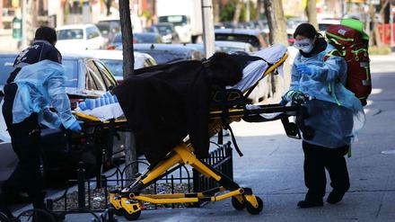 Medizinisches Personal schiebt einen Coronavirus-Patienten in New York zum Rettungswagen.