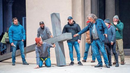 Mitte März wurden die Proben mit Spielleiter Christian Stückl (r.) und Frederik Mayet als Christus gestoppt.