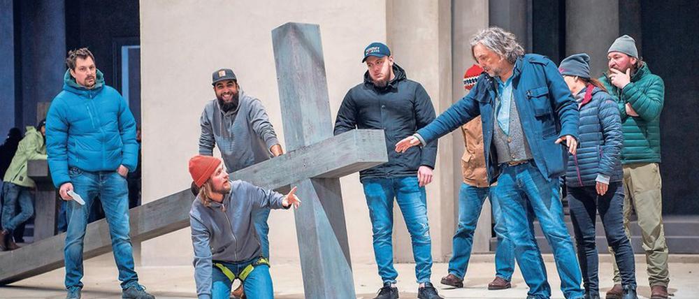 Mitte März wurden die Proben mit Spielleiter Christian Stückl (r.) und Frederik Mayet als Christus gestoppt.