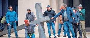 Mitte März wurden die Proben mit Spielleiter Christian Stückl (r.) und Frederik Mayet als Christus gestoppt.