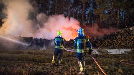 Die Feuerwehr löschte am vergangenen Sonntag einen Brand in Wandlitz, rund 30 Kilometer nördlich von Berlin in Brandenburg.