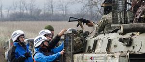 OSZE-Beobachter überprüfen die Waffen ukrainischer Regierungstruppen. 