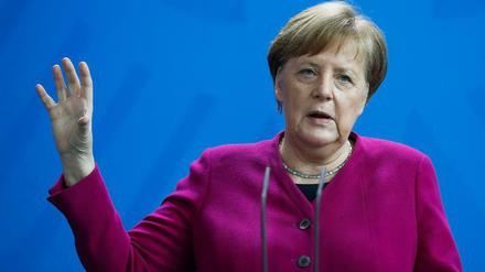 Bundeskanzlerin Angela Merkel hofft auf eine Verbesserung der Lage, mahnt aber zur Vorsicht.