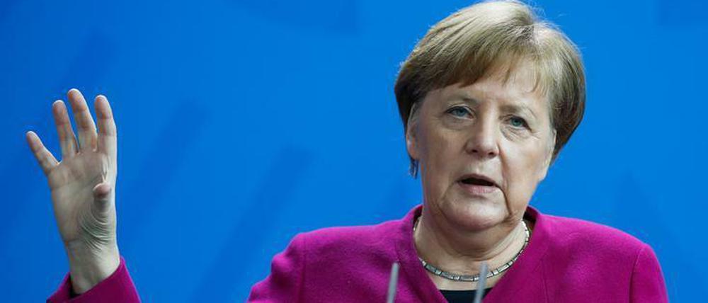 Bundeskanzlerin Angela Merkel hofft auf eine Verbesserung der Lage, mahnt aber zur Vorsicht.