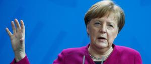 Bundeskanzlerin Angela Merkel hofft auf eine Verbesserung der Lage, mahnt aber zur Vorsicht.