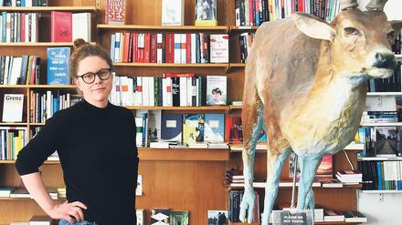 Nina Wehner freut sich über die solidarische Kundschaft ihrer "Buchkönigin" in Neukölln.