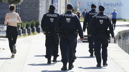 Öffentlicher Raum in Corona-Zeiten: Bürger einzeln, die Polizei in Gruppen. Aktuell ist das noch mehrheitsfähig. (Archivfoto aus Österreich)