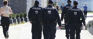 Öffentlicher Raum in Corona-Zeiten: Bürger einzeln, die Polizei in Gruppen. Aktuell ist das noch mehrheitsfähig. (Archivfoto aus Österreich)