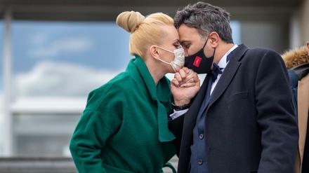 Und jetzt küssen. Dieses litauische Hochzeitspaar trägt bei der eigenen Trauung Mundschutz. 