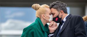 Und jetzt küssen. Dieses litauische Hochzeitspaar trägt bei der eigenen Trauung Mundschutz.