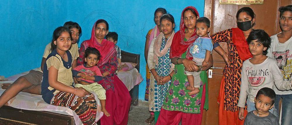Rekha und Radha leben mit ihren Familien wie viele Nachbarn in bloß einem Zimmer ohne Fenster.