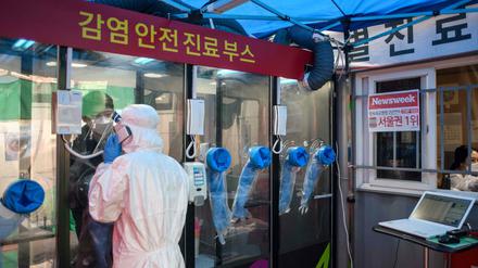 Ein Mann meldet sich bei einer Coronavirus-Teststation in Seoul.
