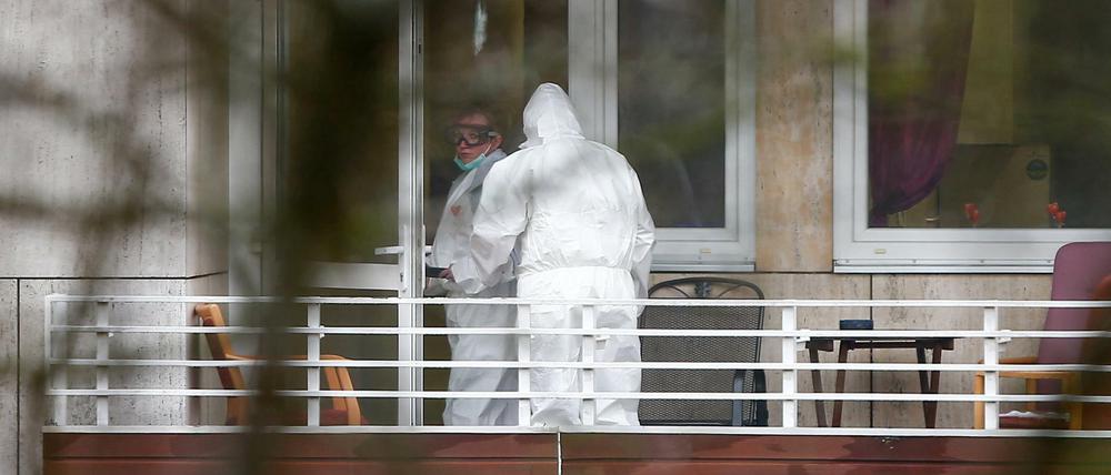 Mitarbeiter im Hanns Lilje Heim der Diakonie in Wolfsburg tragen Schutzanzüge.