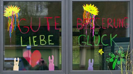 Gute Wünsche für die gefährdeten Generationen. Kita-Front im hessischen Kassel.