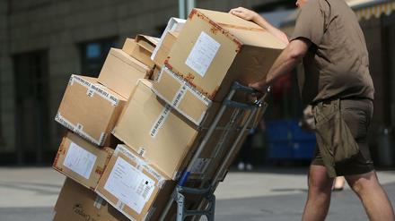 Ein Paketbote liefert Pakete aus.
