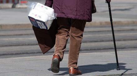 Ältere Menschen sind besonders gefährdet. Daher sollten sie den Einkauf den vielen Freiwilligen überlassen.