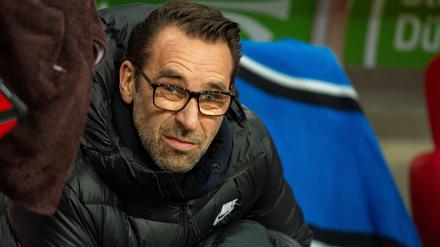 Gequälter Blick. Die Patrone Labbadia muss für Michael Preetz sitzen.