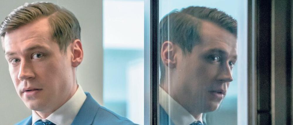 Durch Filme wie „Der Vorleser“ und „Same Same But Different“ wurde David Kross, 29, international bekannt. In der Netflix-Serie „Betonrausch“ spielt er den Immobilienschwindler Viktor Stein, der sich zunehmend in einen Strudel aus Lügen, Betrug und Täuschung manövriert. 