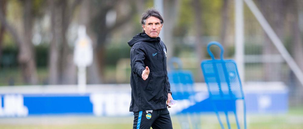 Der ehemalige Torjäger Bruno Labbadia bei seiner ersten Einheit als Hertha-Trainer am Montag.