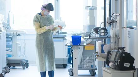 Eine Krankenpflegerin in der Corona-Intensivstation der Uni-Klinik in Dresden. 