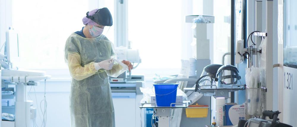 Eine Krankenpflegerin in der Corona-Intensivstation der Uni-Klinik in Dresden. 