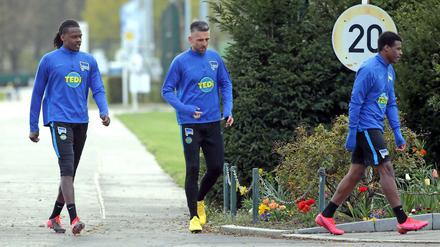 Endlich wieder Gruppentraining. Die Runden vor dem Fernseher waren für Vedad Ibisevic (Mitte) „eine echte Qual“.