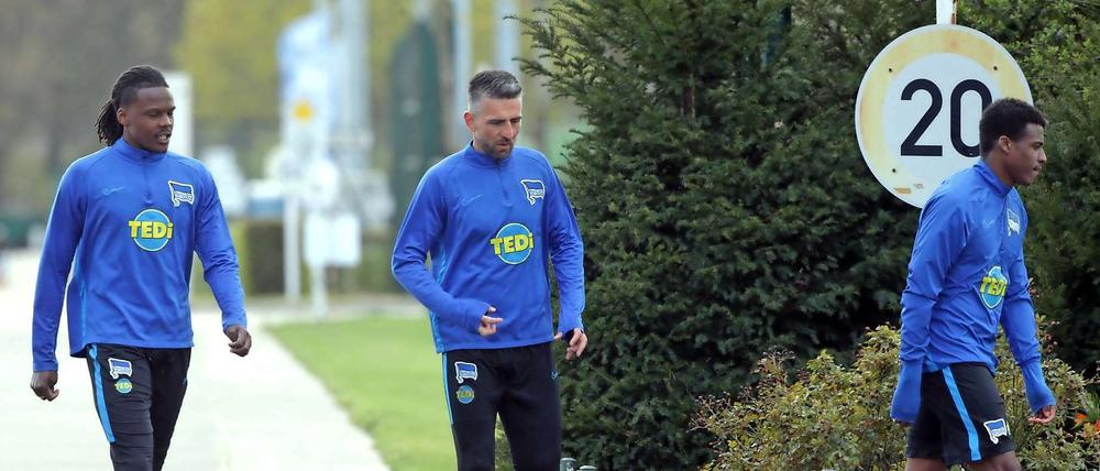 Endlich wieder Gruppentraining. Die Runden vor dem Fernseher waren für Vedad Ibisevic (Mitte) „eine echte Qual“.