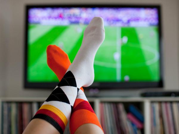 Ganz entspannt: Fußball an, Füße hoch, Augen zu.