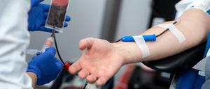 In den Krankenhäusern haben Pflegekräfte und Ärzte mehr Zeit für die Patienten - vorübergehend.