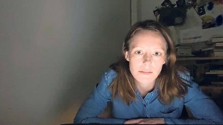 Serie zum Homeoffice. Im ZDFneo-Format „Drinnen – Im Internet sind alle gleich“ spielt Lavinia Wilson, 40, eine Werberin in der Quarantäne. Sie dreht bei sich zu Hause. Auch Partner Barnaby Metschurat ist dabei. Neue Ausgaben werden werktags um 20 Uhr in der ZDF-Mediathek veröffentlicht. Dienstags, 22 Uhr 45, zeigt ZDFneo Folgen am Stück.