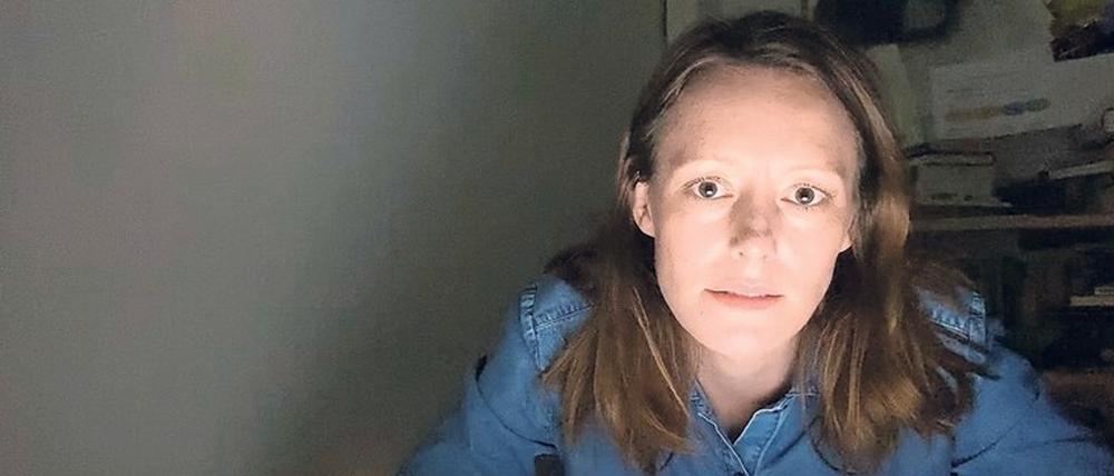 Serie zum Homeoffice. Im ZDFneo-Format „Drinnen – Im Internet sind alle gleich“ spielt Lavinia Wilson, 40, eine Werberin in der Quarantäne. Sie dreht bei sich zu Hause. Auch Partner Barnaby Metschurat ist dabei. Neue Ausgaben werden werktags um 20 Uhr in der ZDF-Mediathek veröffentlicht. Dienstags, 22 Uhr 45, zeigt ZDFneo Folgen am Stück.