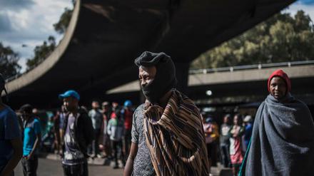 Ein Mann versucht sich vor dem Virus zu schützen.