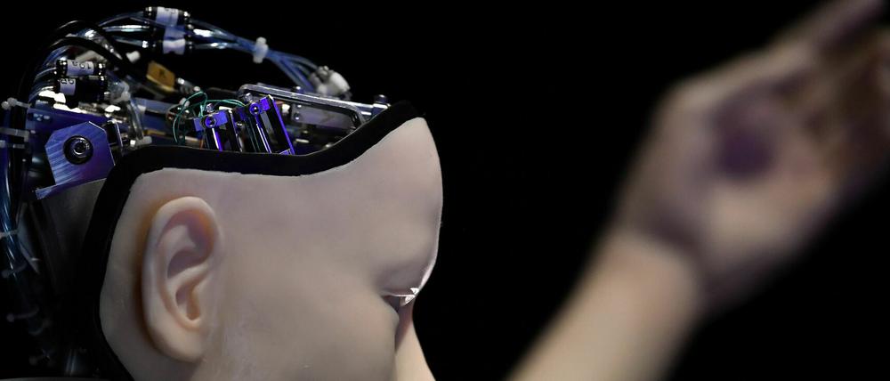 Ein KI-Roboter im Barbican Centre in London im Mai 2019.